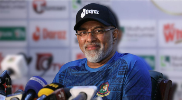 সাকিব ও তামিমের বিষয় নিয়ে সংবাদ সম্মেলনে যা বললেন হাথুরুসিংহে