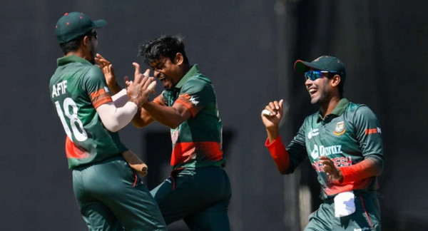 বাংলাদেশী বোলারের তাণ্ডবে দিশেহারা ইংল্যান্ড, দেখুন সর্বশেষ স্কোর