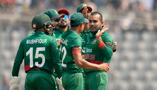 ৬ উকেট হারালো ইংল্যান্ড, দেখুন সর্বশেষ স্কোর