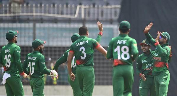 সাকিবের ঘূর্ণিতে আউট সেঞ্চুরিয়ান রয়, দেখুন সর্বশেষ স্কোর