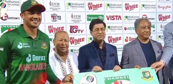 বাংলাদেশের হারের ম্যাচে অবিশ্বাস্য এক পুরস্কার পেলেন তাসকিন