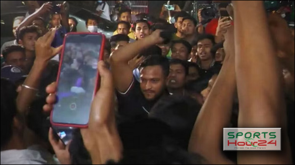 ব্রেকিং নিউজঃ ভক্তকে ক্যাপ দিয়ে সাকিবের আঘাত