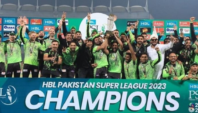 লাহোর কালান্দার্সের খেলোয়াড়রা জমি-আইফোন উপহার পেল