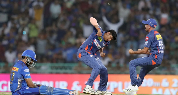 শেষ ওভারে মুম্বাইকে হারিয়ে জায়গা কেড়ে নিল লক্ষ্ণৌ