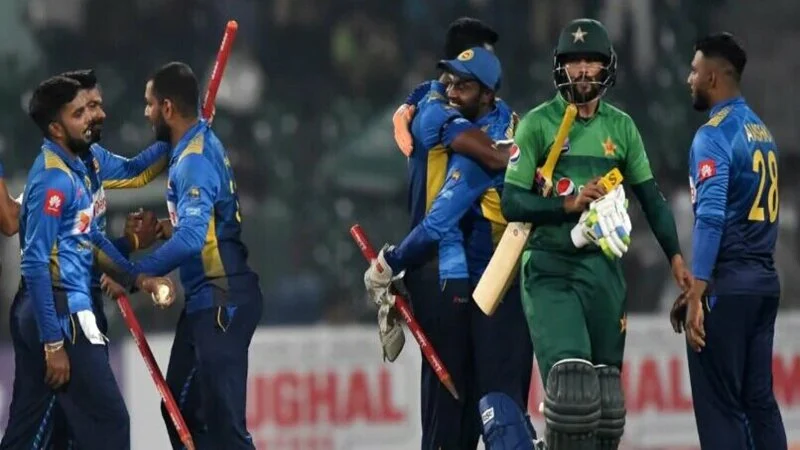 আসা-যাওয়ার মিছিলে আশার প্রদীপ শ্রীলঙ্কার