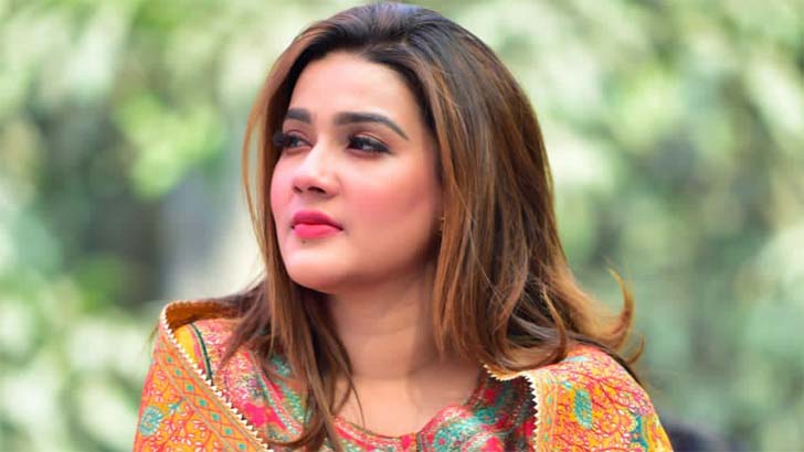 নারীরা কিসে আটকায়, যা বললেন মাহি