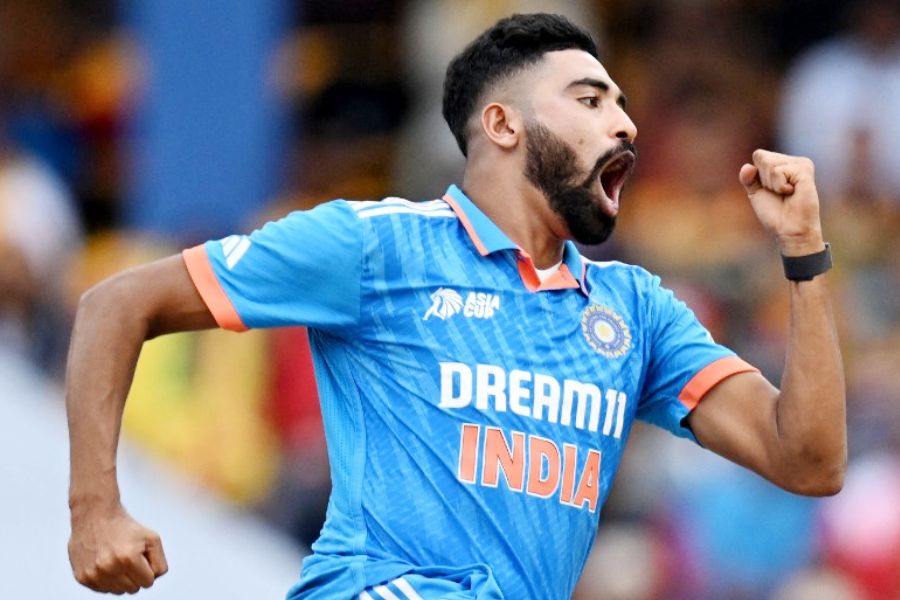 ফাইনালে ম্যাচ সেরার অর্থ যাকে দিলেন সিরাজ