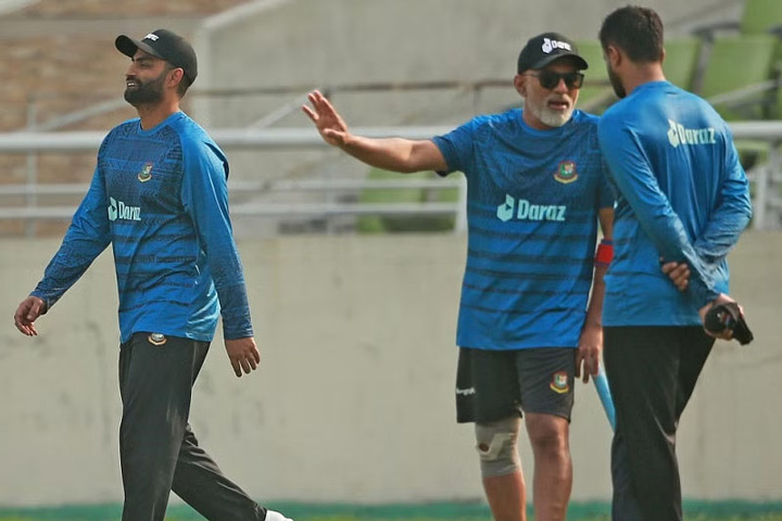 আবারও তামিম-সাকিব দ্বন্দের গন্ধ হঠাৎ করেই রাত ১১ টায় পাপনের বাসায় মিটিং
