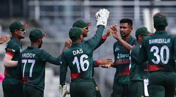 ৪২ ওভার শেষে দেখুন বাংলাদেশ-শ্রীলঙ্কা ম্যাচের সর্বশেষ স্কোর