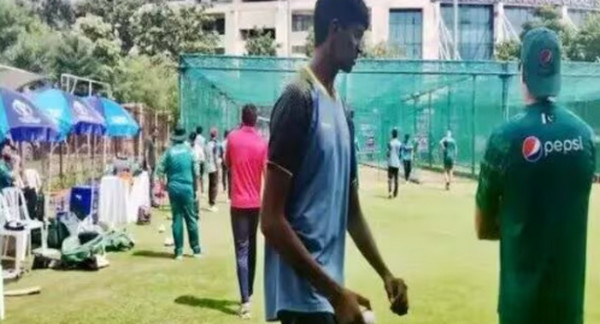 তোলপাড় ক্রিকেট বিশ্বঃ বাবরদের অনুশীলনের নেটে ৬ ফুট ৯ ইঞ্চির পেস বোলার, কে এই ক্রিকেটার