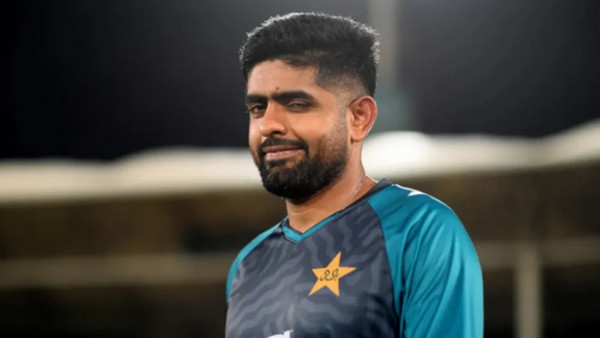 অবাক ক্রিকেট বিশ্বঃ বাবর দিয়ে পানি টানাবেন পাকিস্তানের ‘নতুন অধিনায়ক’