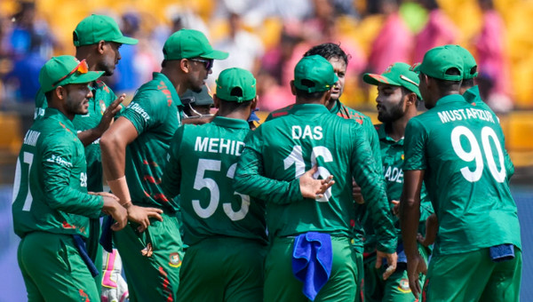 আউট আউট আউটঃ আবারও উইকেট তুলে নিল সাকিব, দেখুন সর্বশেষ স্কোর