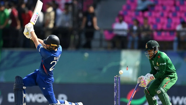 অলঅউটের পথে ইংল্যান্ড, দেখুন সর্বশেষ স্কোর