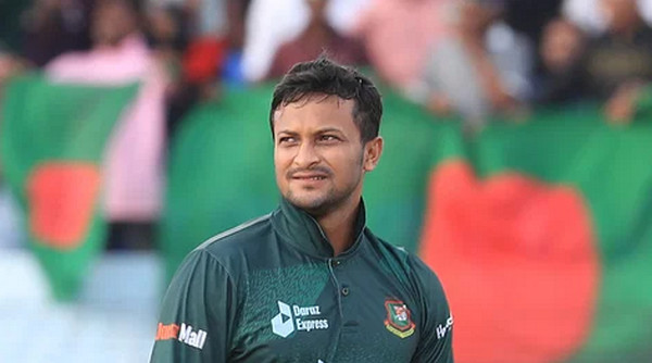 ক্রিকেট বিশ্বের দুই কিংবদন্তি ক্রিকেটারের ঘাড়ে নিঃশ্বাস ফেললেন সাকিব