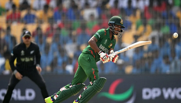 টানা উইকেট হারিয়ে ব্যাটিং বিপর্যয়ে বাংলাদেশ, দেখুন সর্বশেষ স্কোর