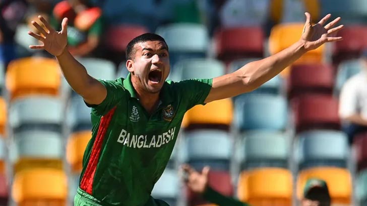 বিশাল টার্গেট তারা করতে গিয়ে প্রথমেই বিপর্যস্ত অস্ট্রেলিয়া