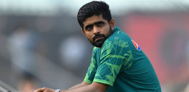 অবশেষে পাকিস্তানের অধিনায়কত্ব নেতৃত্ব ছাড়লেন বাবর


