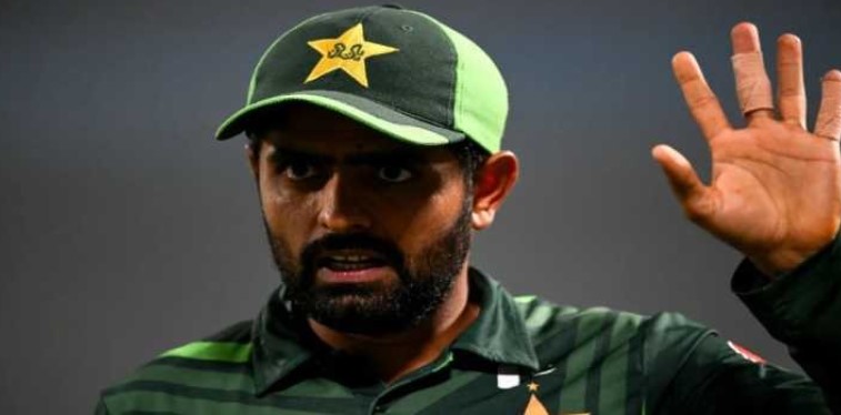ফাইনালের মাঝেই বাবরের ভিন্নরকম ব্যস্ততা
