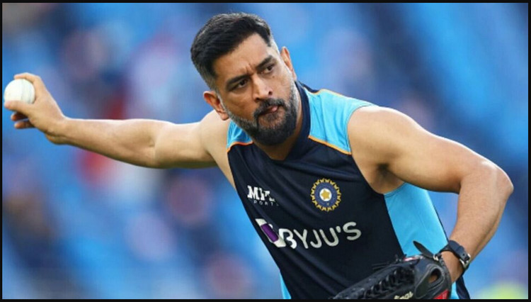 ভারতের কোচ হওয়ার প্রস্তাবে যা করতে হবে ধোনিকে