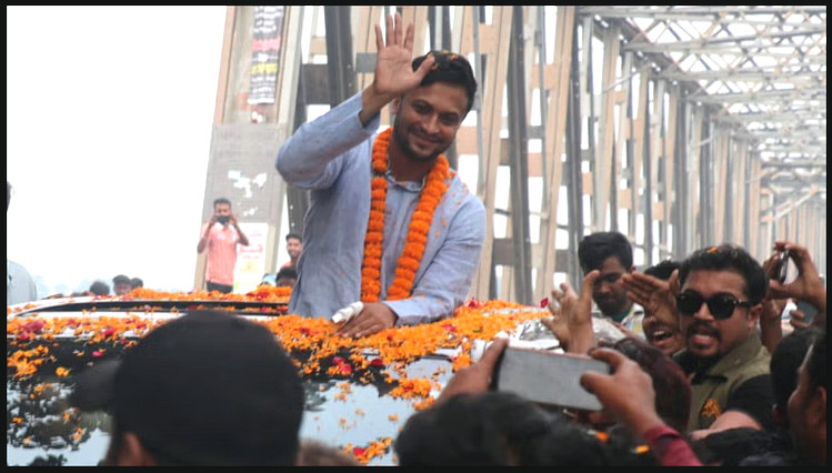রাজনীতির মাঠে নামে জবাবদিহির মুখে সাকিব