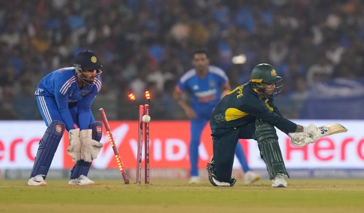 ভারতের স্বল্প পুঁজির শুরুতেই উইকেট হারিয়ে চাপে অস্ট্রেলিয়া
