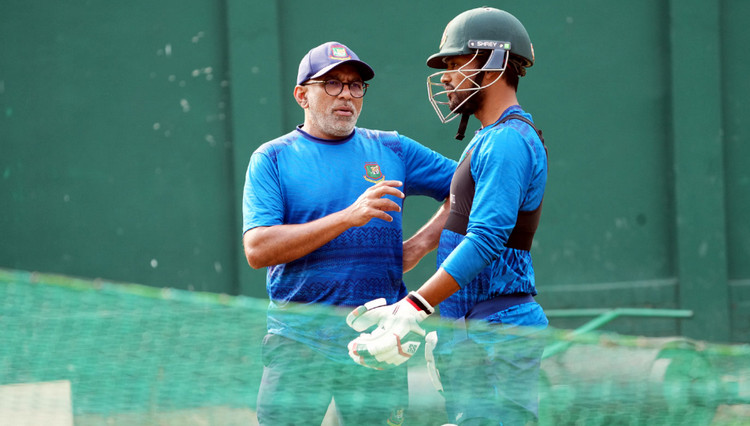 চমক নিয়ে ২য় টেস্টের একাদশ সাজাতে চান হাথুরু
