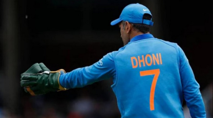 যে কারণে ব্যান্ড করা হল ধোনির জার্সি
