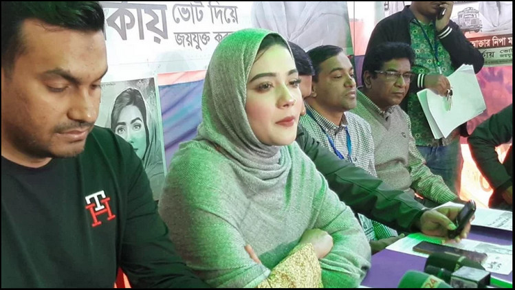 ‘ট্রাক’ নিয়ে খাদে পড়লেন মাহিয়া মাহি