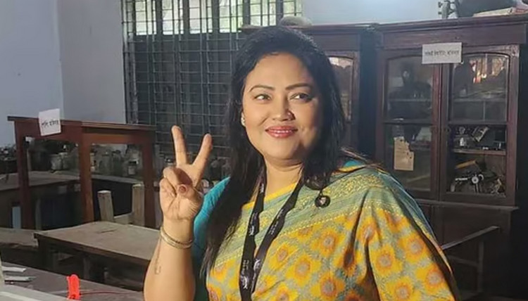 নৌকা নিয়ে খাদে কিনারায় কণ্ঠশিল্পী মমতাজ, এগিয়ে আছেন যিনি