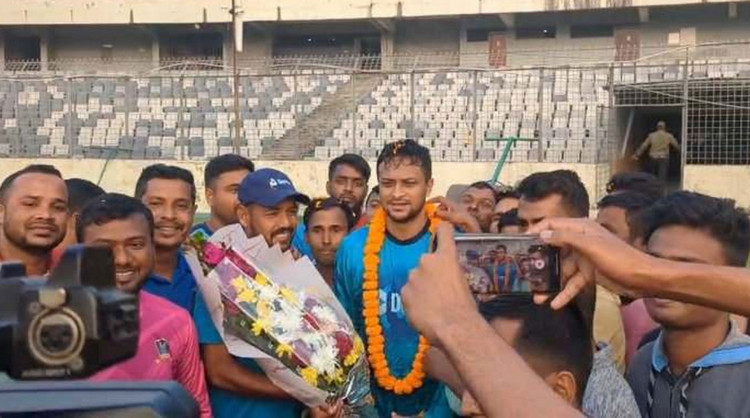 মিরপুর শেরে-ই বাংলা স্টেডিয়ামে সাকিবকে ফুলের শুভেচ্ছা
