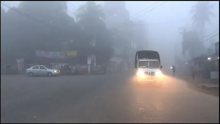 দিনাজপুরের ঘন কুয়াশায় বিপর্যস্ত জনজীবন, তাপমাত্রা ১০ ডিগ্রি এর নিচে