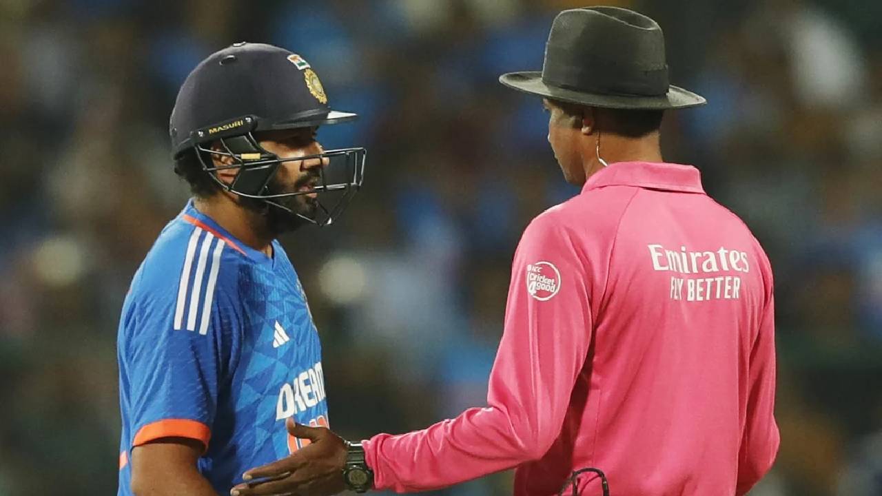 দুই সুপার ওভারে ব্যাটিং, নিয়ম না মেনেই খেলছেন রোহিত
