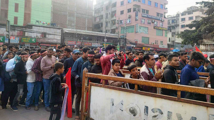 মাঠে নয়, মাঠের বাইরে দর্শকদের ব্যাপক চাপ