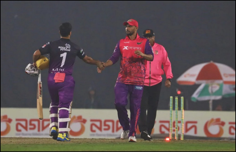 প্রথম ম্যাচ হেরে যাদের উপর দোষ চাপালেন মাশরাফি