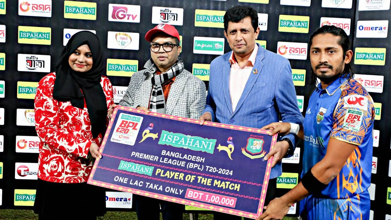 ম্যাচ সেরা পুরস্কারের সব অর্থ বিজয় দিলেন ক্যান্সারে আক্রান্ত কোচকে