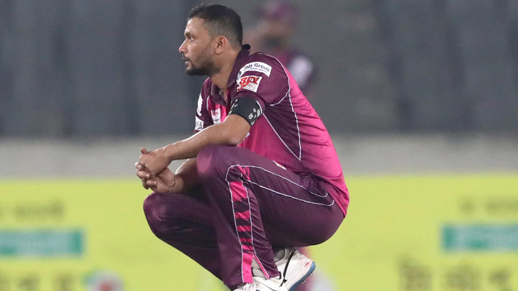 'আনফিট' মাশরাফির জন্য রং হারাচ্ছে বিপিএল