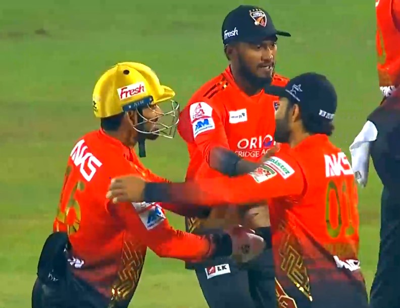 নিজের মাঠে মাশরাফিদের ‘হ্যাটট্রিক’