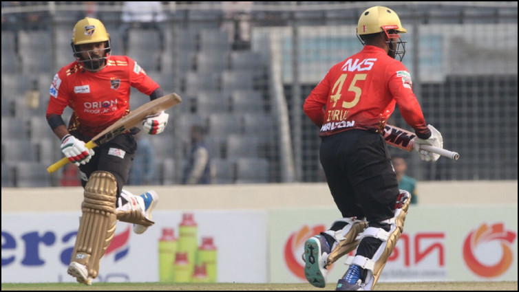 হাইভোল্টেজ ম্যাচে ডিফেন্ডিং চ্যাম্পিয়নদের স্বল্প পুঁজির স্কোর
