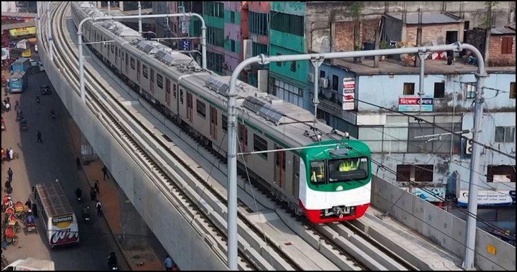ব্রেকিং নিউজ ; চলতি পথে হঠাৎ বন্ধ মেট্রোরেল
