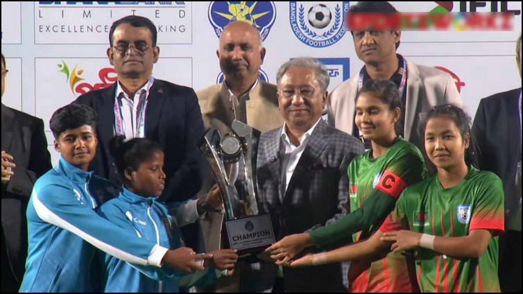 রোমাঞ্চকর ম্যাচে চরম নাটকীয়তার পর চ্যাম্পিয়ন হলো যে দল!