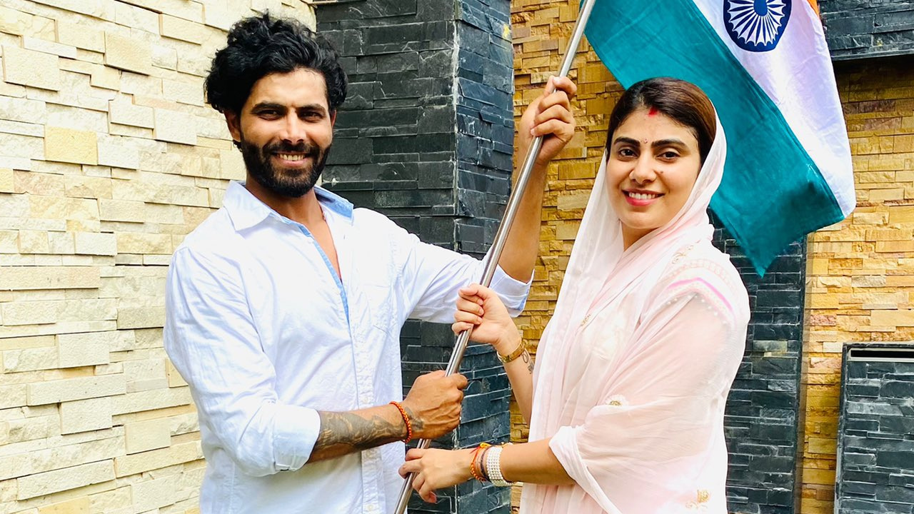 
নিজের স্ত্রীকে নিয়ে আপন বাবার বিরূপ মন্তব্যের কড়া জবাব দিলেন জাদেজা