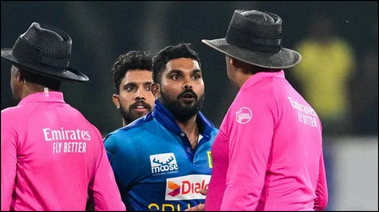 যে কারনে আম্পায়ারকে অন্য চাকরি করতে বললেন ক্ষুব্ধ হাসারাঙ্গা