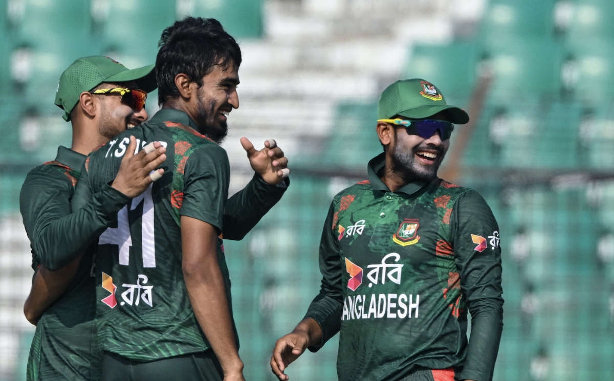 যে কারণে তানজিম সাকিব ; মাঠে ত্রাতা, ফেসবুকে নিন্দা