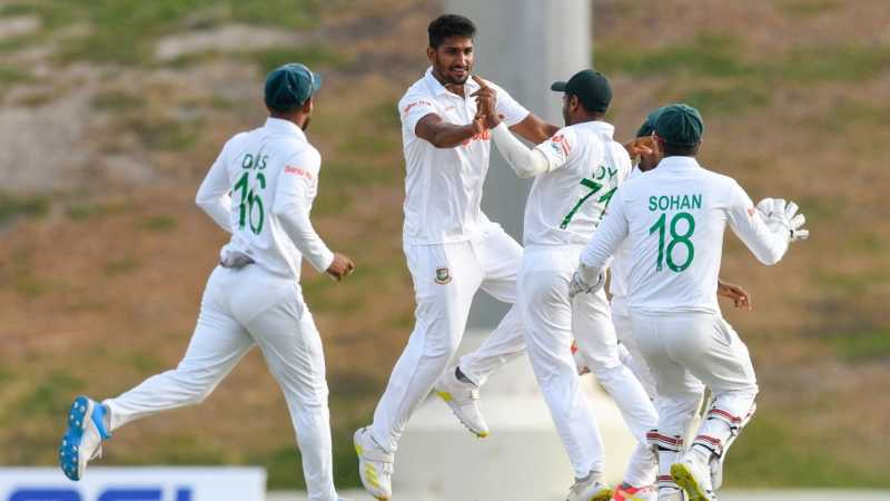 জোরা আঘাত করলো বাংলাদেশ, দেখে নিন সর্বশেষ স্কোর 