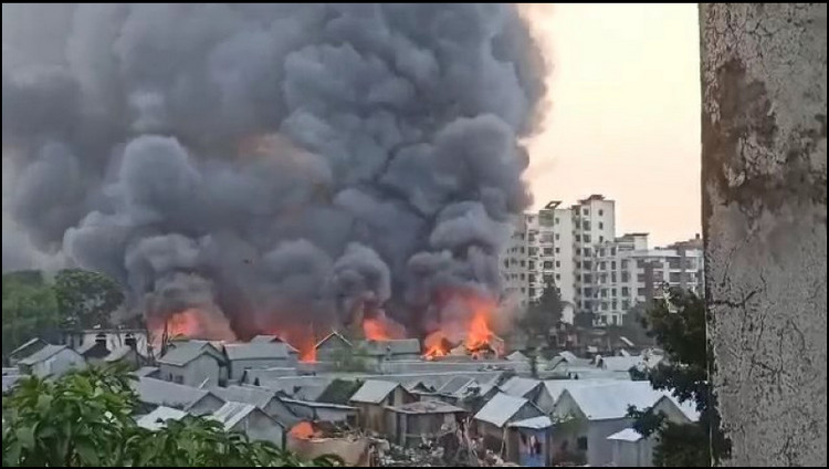 ব্রেকিং নিউজ ; রাজধানীর কড়াইল বস্তিতে ভয়াবহ আগুন (লাইভ ভিডিও)