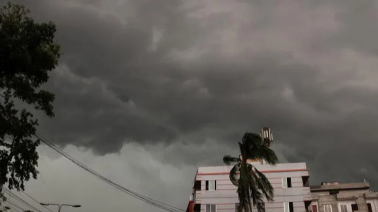 রাতেই যেসব জেলায় ব্যাপক ঝড়ো হাওয়াসহ বজ্রবৃষ্টি হতে পারে জানাল আবহাওয়া অফিস 