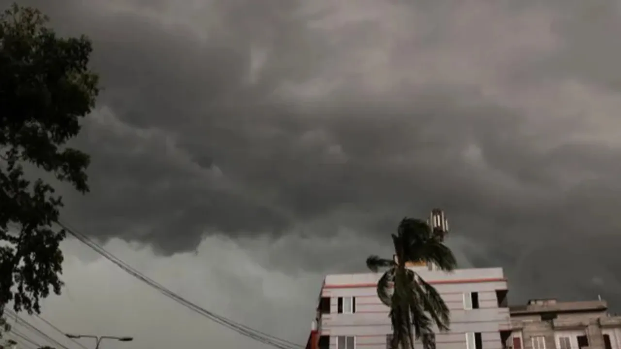 রাতেই যেসব জেলায় ব্যাপক ঝড়ো হাওয়াসহ বজ্রবৃষ্টি হতে পারে জানাল আবহাওয়া অফিস 