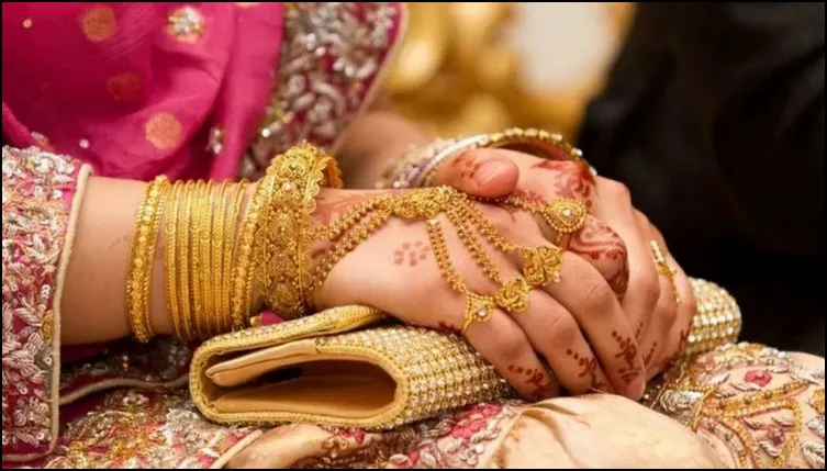 দেখেনিন আজ বাংলাদেশে ২২, ২১, এবং ১৮ ক্যারেট সোনা ও রুপার দাম
