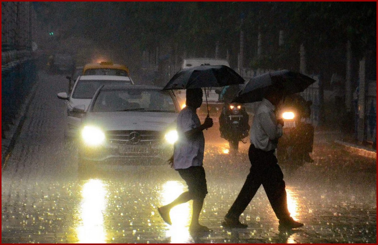 রাত ১ টার মধ্যে যেসব এলাকায় ৮০ কি.মি. বেগে ঝোড়ো হাওয়াসহ বৃষ্টি হতে পারে জানাল আবহাওয়া অফিস