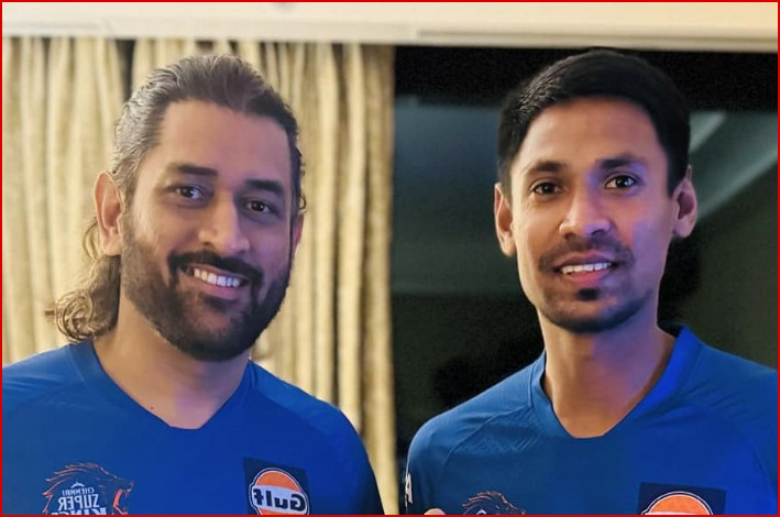চেন্নাই থেকে ফেরার সময় একটি দামি উপহার দিয়ে মুস্তাফিজকে বিদায় জানালেন ধোনি